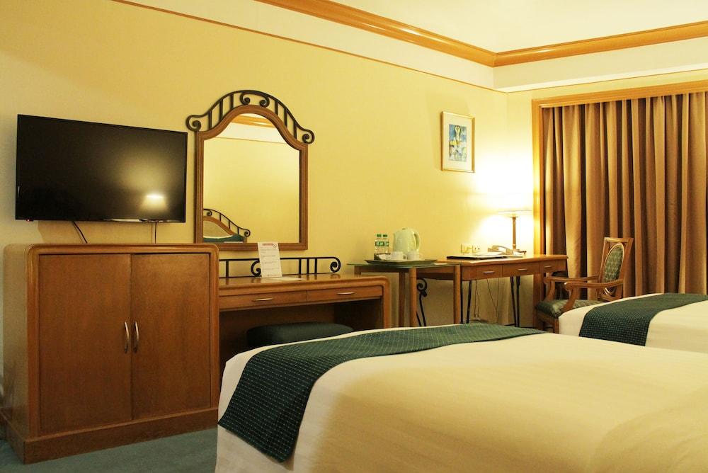 Century Park Hotel Manila Exterior photo