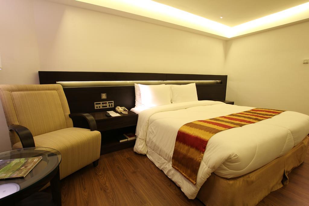 Century Park Hotel Manila Exterior photo