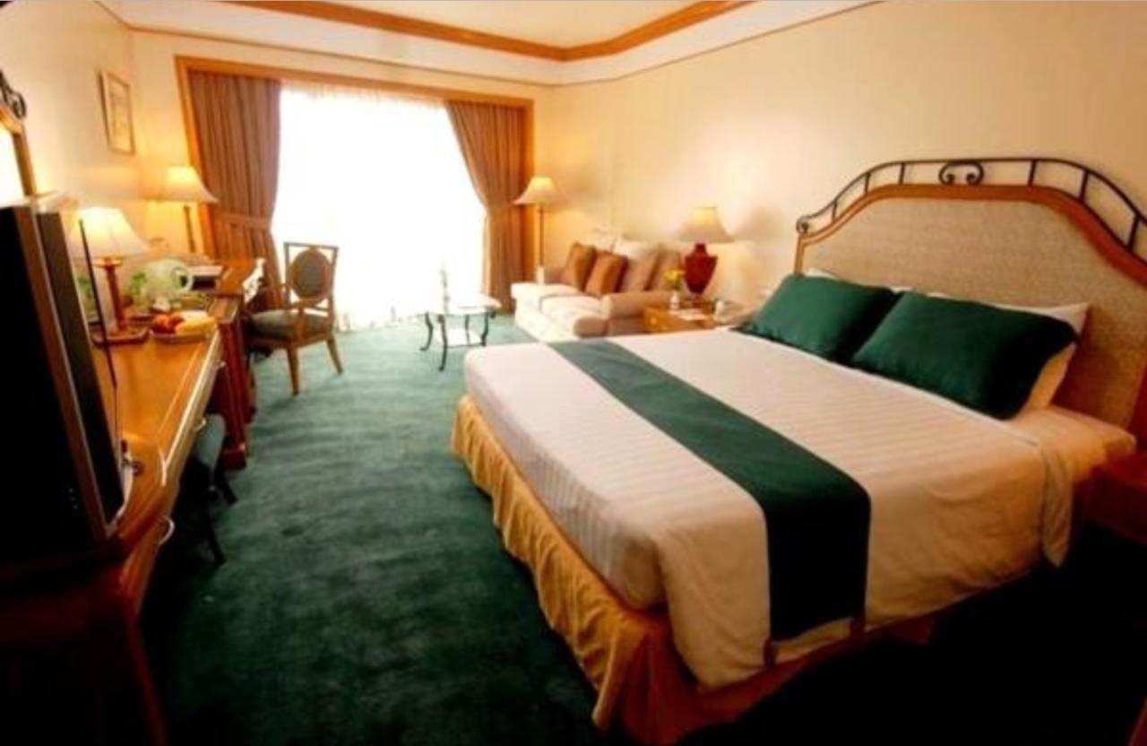 Century Park Hotel Manila Exterior photo