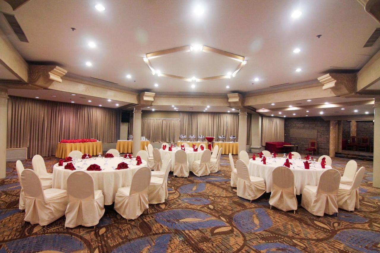 Century Park Hotel Manila Exterior photo